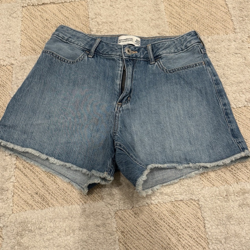 Abercrombie Bear NYC Kids High Rise Relaxed Denim Shorts Size 15/16 Regular - Picture 3 of 9
